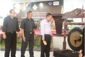Rektor Uniku berfoto bersama usai menutup LCTA 2017